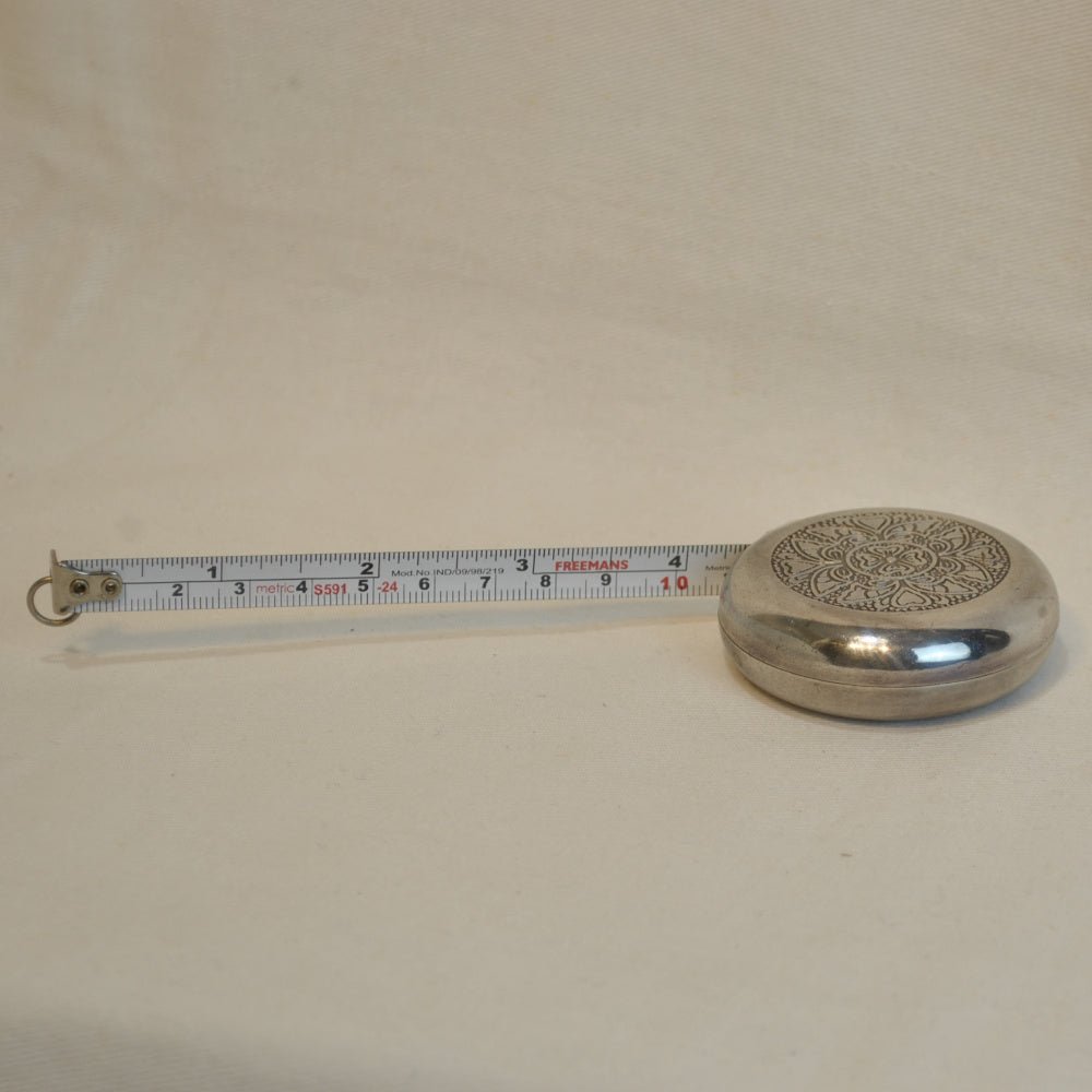 メジャー 巻き尺 手彫り模様 真鍮製 雑貨 計測器 物差し アンティーク風メジャー 真鍮雑貨 7347097