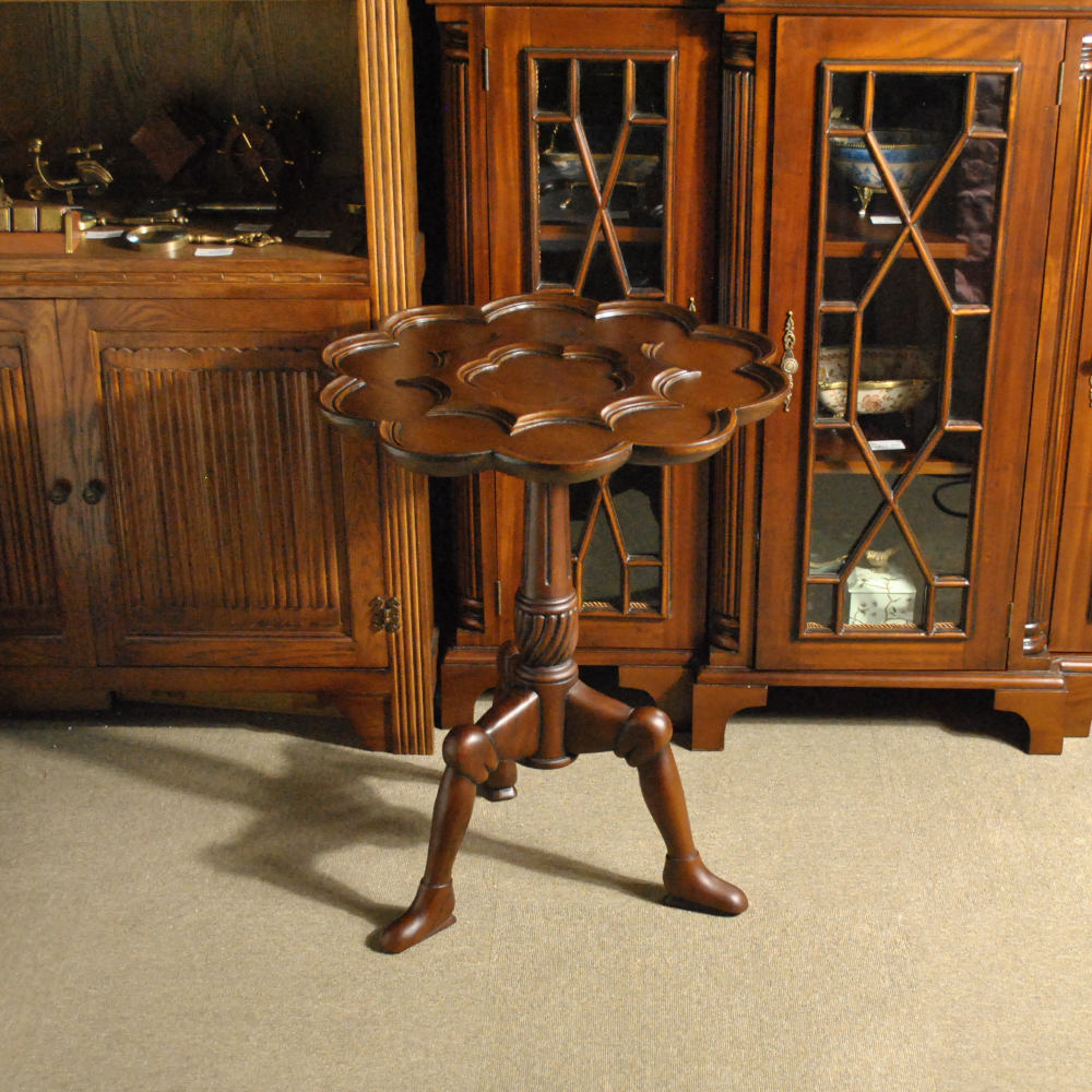 天板と脚部が有り得ないデザインのテーブル