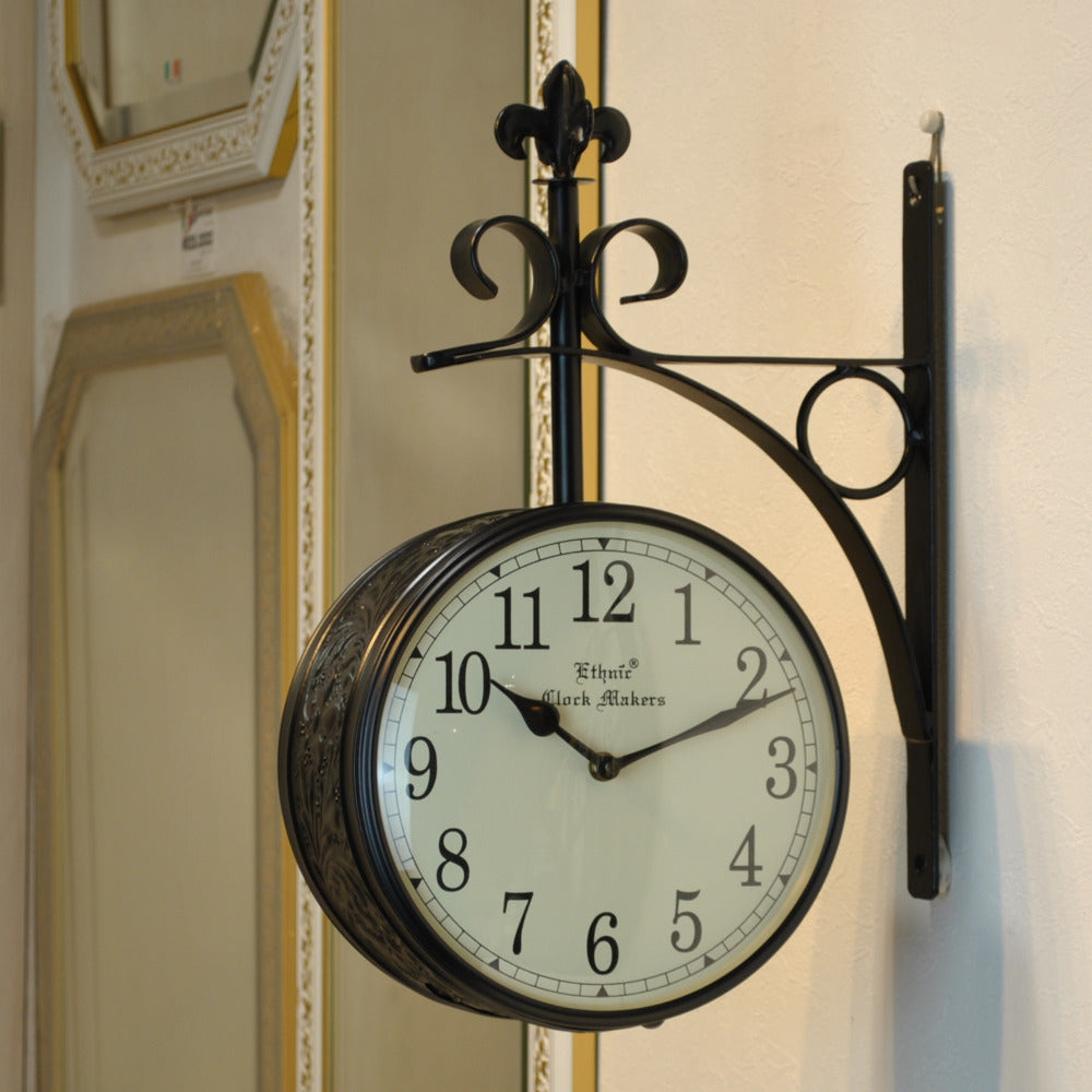 ヨーロッパの駅舎で見かける両面文字盤の壁掛け時計