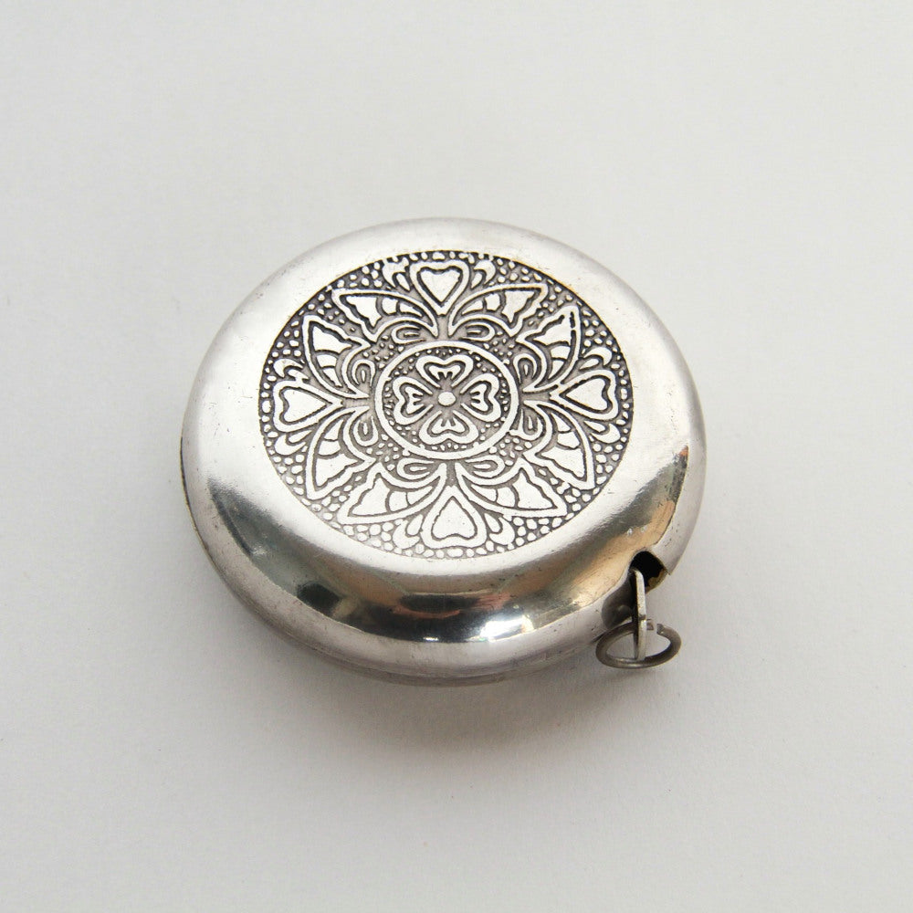 メジャー 巻き尺 手彫り模様 真鍮製 雑貨 計測器 物差し アンティーク風メジャー 真鍮雑貨 7347097