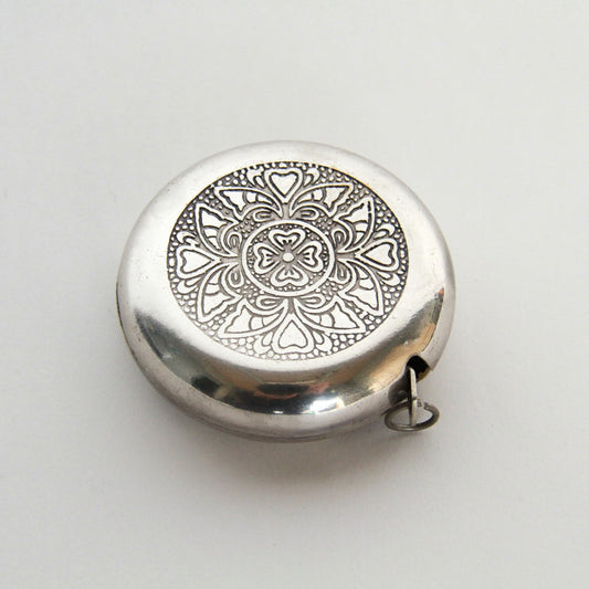 メジャー 巻き尺 手彫り模様 真鍮製 雑貨 計測器 物差し アンティーク風メジャー 真鍮雑貨 7347097